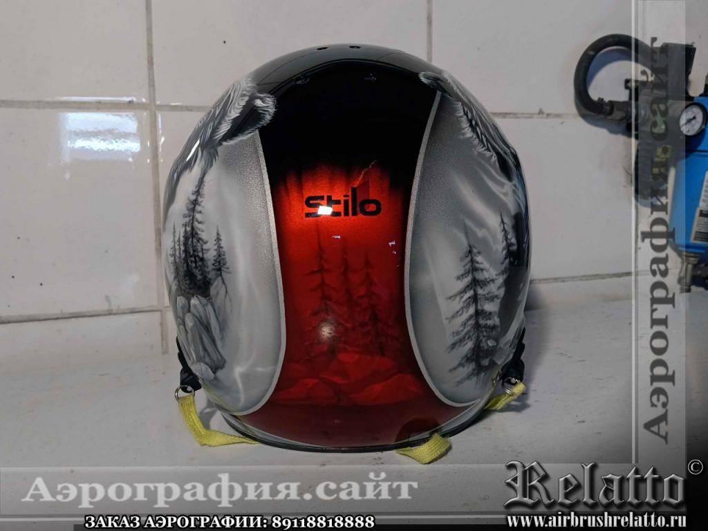 Задняя часть шлема Stilo: красная полоса и таёжные сосны по бокам