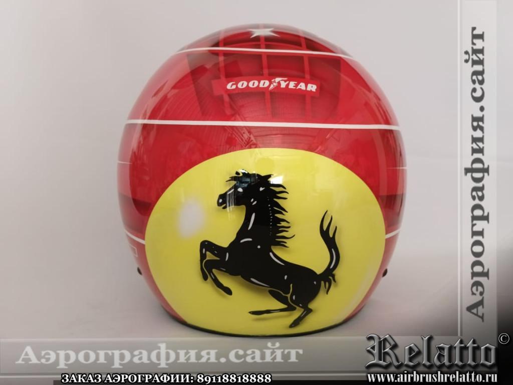 Логотип Ferrari  с лошадью на автошлеме 