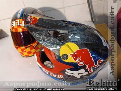 Роспись шлема с логотипами 'Red Bull и Sonik'