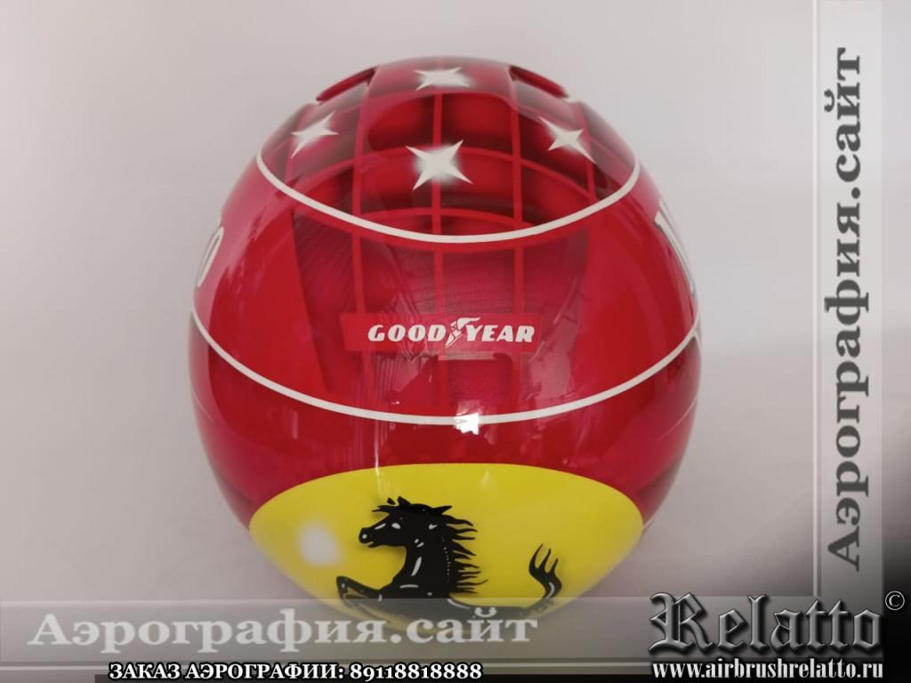 Разметка красного гоночного шлема с Ferrari 